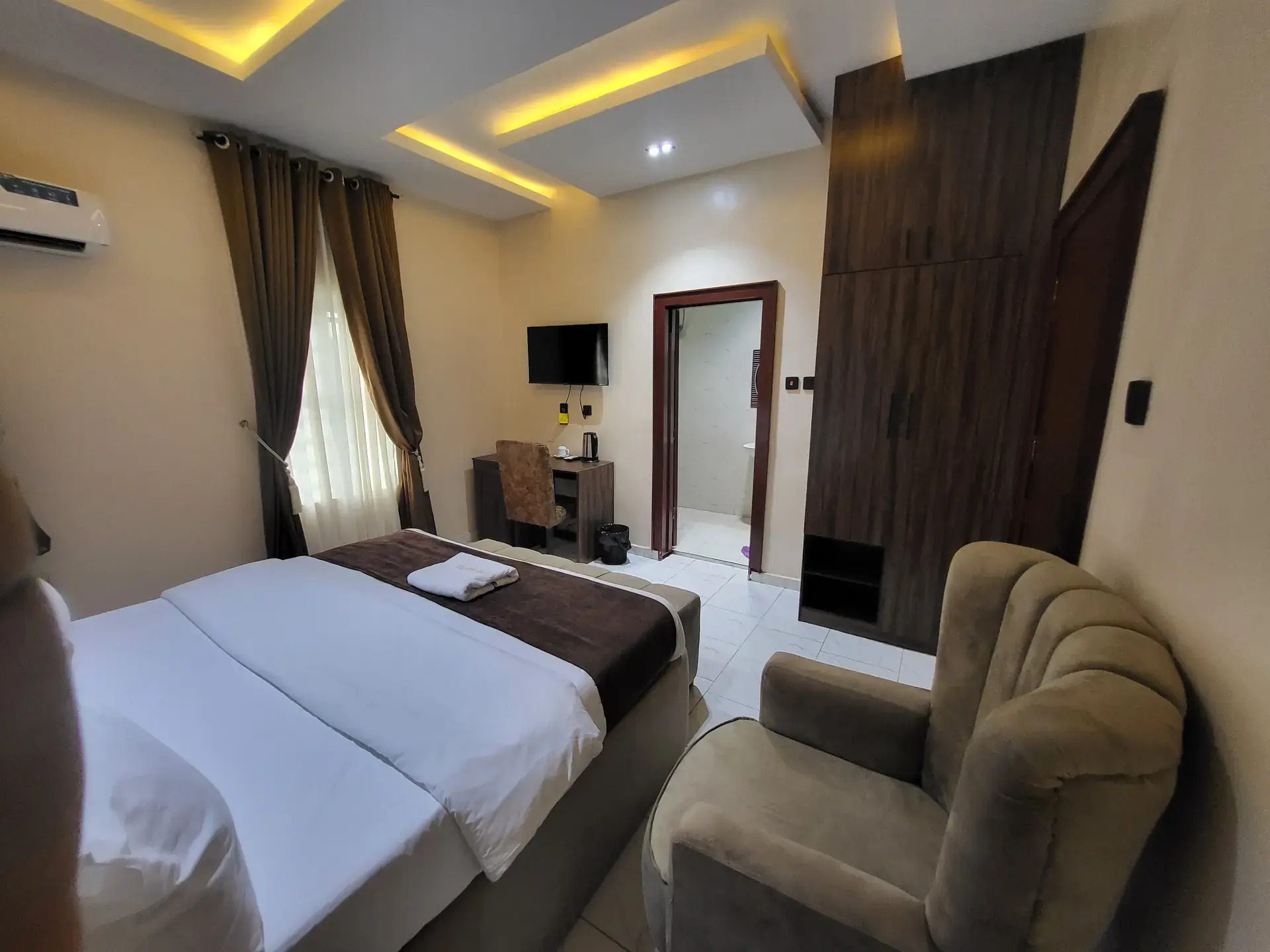 https://pub-ff955b52a60f4b389a6ebb266e2b8bbd.r2.dev/images/others/20260516_165844.jpg.jpg | Kedo Hotel and Suite