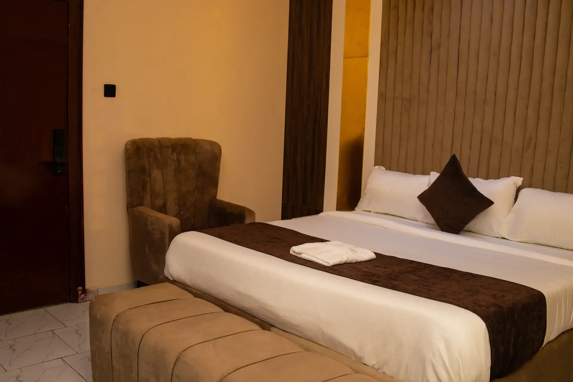https://pub-ff955b52a60f4b389a6ebb266e2b8bbd.r2.dev/images/others/IMG_3557.jpg.jpg | Kedo Hotel and Suite